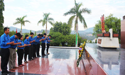 1,000 Communist Youth Union members attend thurification ceremony at Hon Dung Martyr Cemetery