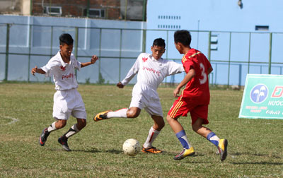 Phuong Son Ward team bags championship at Nha Trang City mini football tournament for teenagers and students