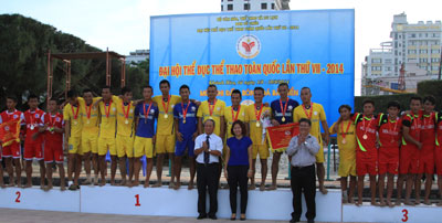 Khanh Hoa team bags golden medal at beach football event