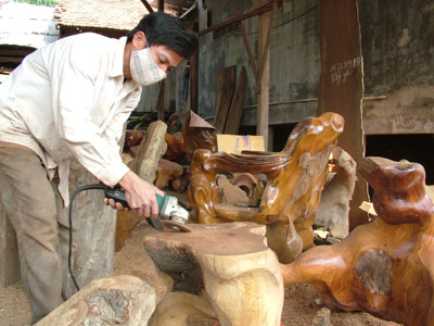 Producing wooden furniture in Khanh Vinh