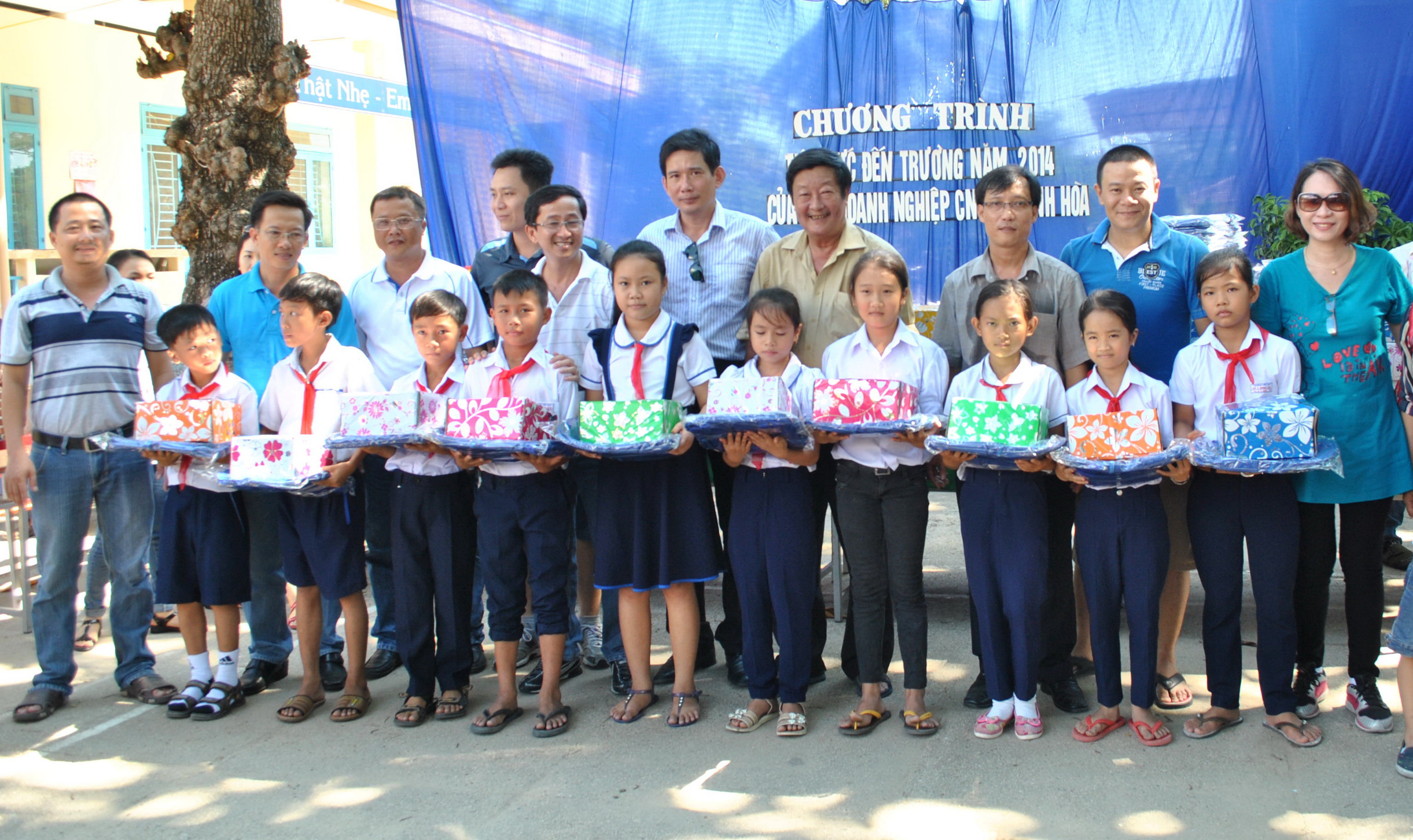 285 gifts given to primary school children