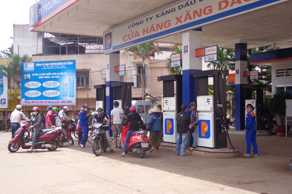 Retail gasoline price decreases by VND600 per liter