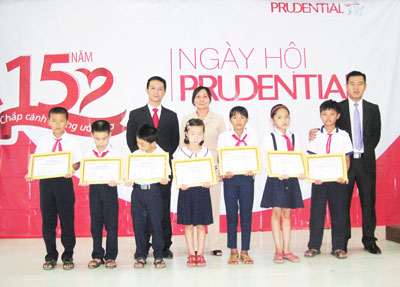 20 Prudential scholarships awarded in Van Ninh