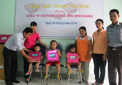 Moon cakes offered to coast guards' children