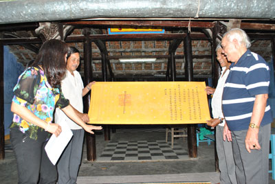 Khanh Hoa Province: Decisions on approving rare and precious documents given to relating establishments