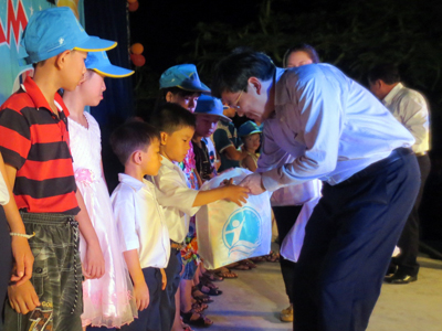 Moon Festival celebration in island commune