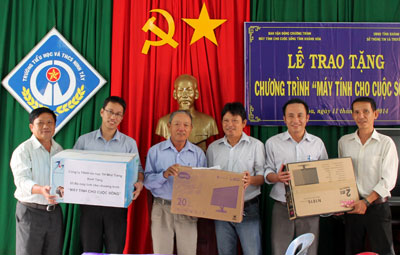 8 computers donated to schools