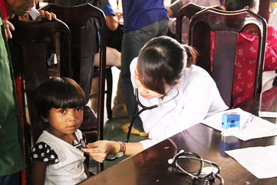 Free medical examination and gifts given to 200 residents