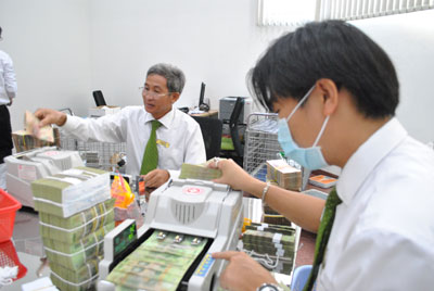 Deposits rise though interest rates fall