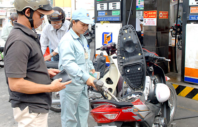 Retail petrol price cut by VND150 per liter