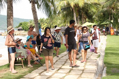 Touists on Hon Tam Island