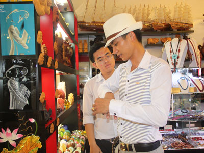 Tourists buying hand-made products