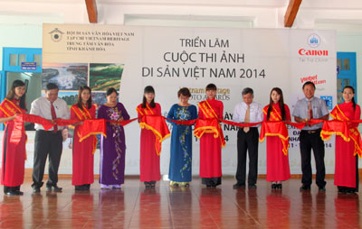Photos of Vietnam's heritages exhibited at Nha Trang University