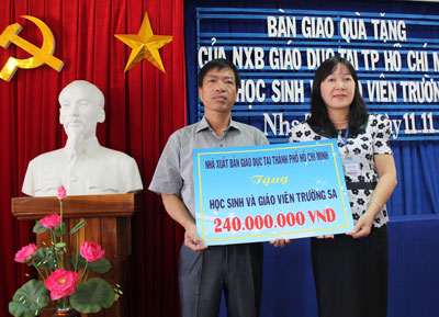VND300 million donated to teachers and students on Truong Sa
