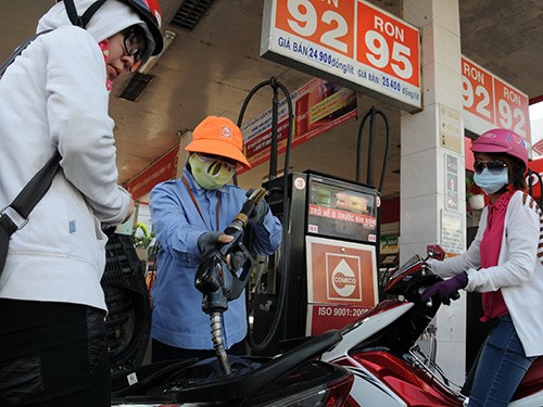 Retail petrol price fell by VND1,140 per liter