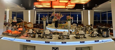 Tiệc buffet với nhiều món ăn đặc trưng mùa lễ hội.