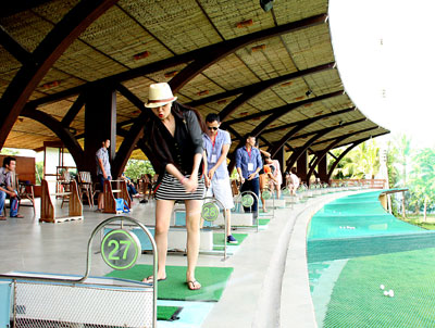 Tourists playing golf at Hon Tam Merperle.