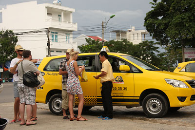 Training skills for taxi drivers to serve tourists well