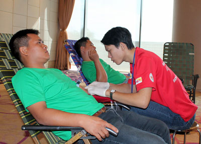 800 workers donate blood