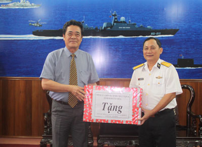 Khanh Hoa leaders visit military forces