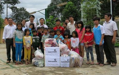 Vietcombank Nha Trang offers gifts to Khanh Vinh Social Service Center