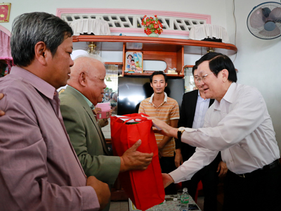 State President visits fishermen in Khanh Hoa