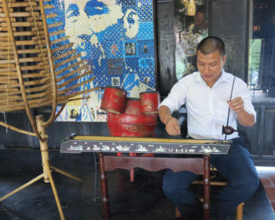 Enjoy traditional musical instruments at Hon Chong Tourist Site