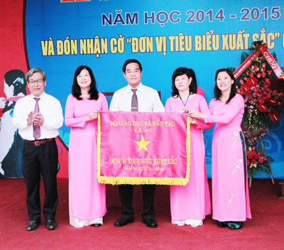 Thai Nguyen High School receives excellent emulation flag - Báo Khánh ...