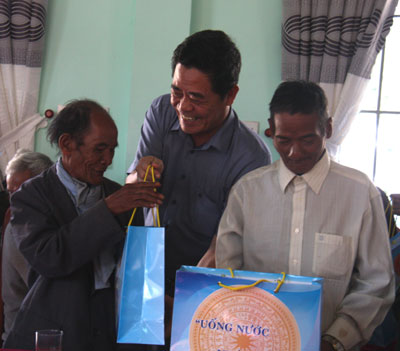 Khanh Hoa People's Council Chairman pays New Year visit to Khanh Son District