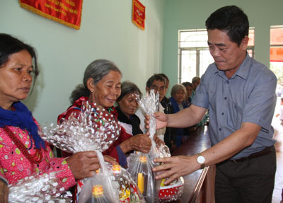 New year gifts given to Khanh Son District