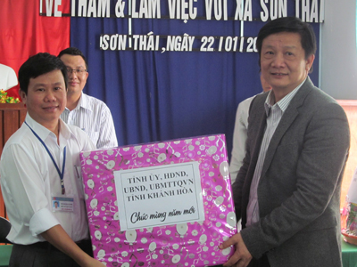 New Year gifts to Son Thai Commune