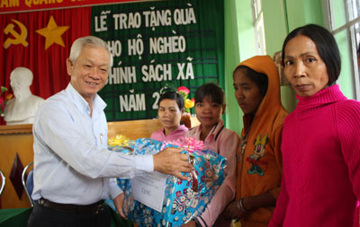Khanh Hoa People's Committee Chairman pays New Year visit to Khanh Hiep Commune