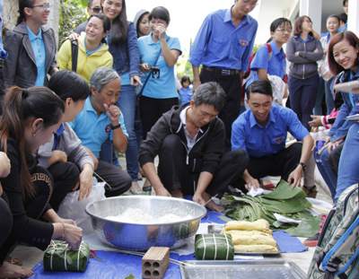 Communist Youth Union holds program to celebrate the Party's founding anniversary and Lunar New Year