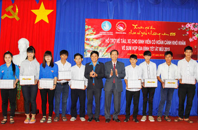 Financial aid for students to cover travel expense back home for Tet