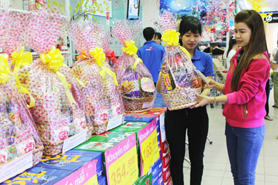 A lot of Tet gift baskets sold at supermarkets