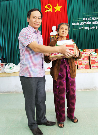 Nguyen Dac Tai gives a gift to the disadvantaged.