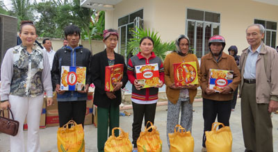 70 presents to the bind in Khanh Vinh District
