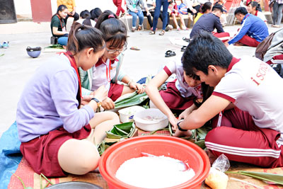 Tet Cake wrapping competition for students