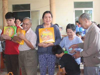 Presents for 240 with visual impairment in Ninh Hoa