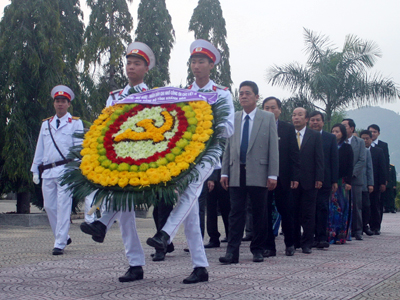 Khanh Hoa leaders lay wreath at Hon Dung Martyr Cemetery