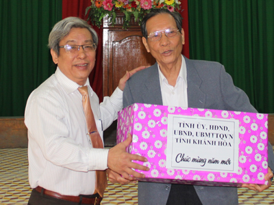 New Year greetings for retired cadres