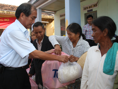 200 gifts offered to the poor