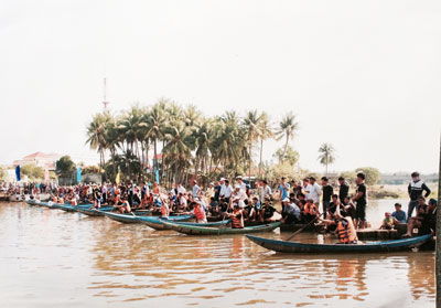 Unique boat race on Dinh River