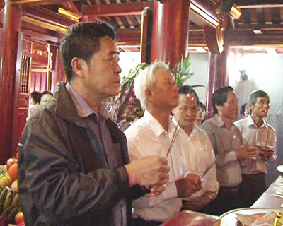 Khanh Hoa leaders thurify at Hung Temple