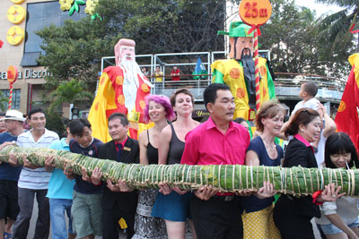 40-meterTet cake festival held by Yasaka-Saigon-Nhatrang Hotel