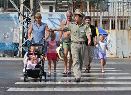 Guiding tourists to cross street