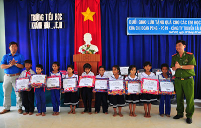 30 gifts donated to Khanh Hoa - Jeju Primary School