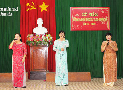 Retirement club holds musical exchange to mark Khanh Hoa's Liberation Day