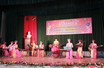 Nha Trang Culture, Art &amp; Tourism College exchanges with French students