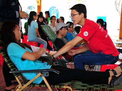 700 young people donate blood